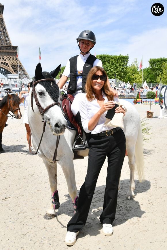 Giulia Sarkozy sur Valentine et sa mère Carla Bruni lors de la coupe Kids Cup L'Envol lors du Longines Paris Eiffel Jumping le 20 juin 2025

© Perusseau / Veeren / Bestimage