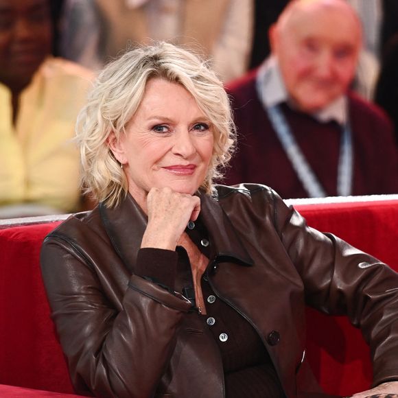 Sophie Davant lors de l'enregistrement de l'émission Vivement Dimanche, au studio Rive gauche, à Paris, France, le 22 octobre 2025, présentée par M.Drucker, diffusée sur France 3 le 16 novembre 2025. © Guillaume Gaffiot/Bestimage