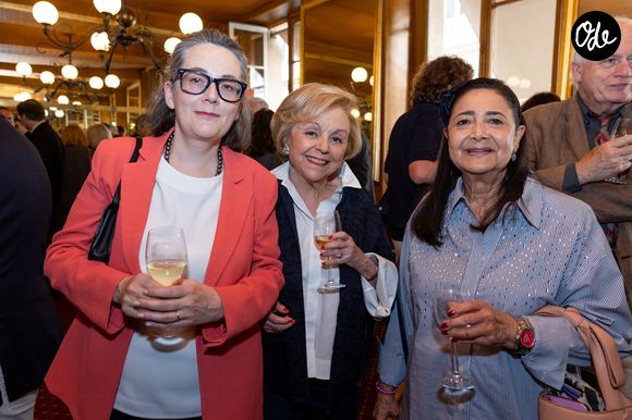 Exclusif - guest, Angela Assouline (à droite) - Le prix de la Revue des Deux Mondes est décerné cette année à A.Miranda pour son livre "Les Lumières sombres" paru aux éditions Gallimard. Il a été remis au lauréat le 2 juin 2026 par la directrice de "La Revue des Deux Mondes", A.Julia, et son propriétaire M.L.deLacharrière, lors d’une cérémonie au Bistrot de Paris, en présence d’une centaine d’invités. ©Tiphaine Lebely / Bestimage