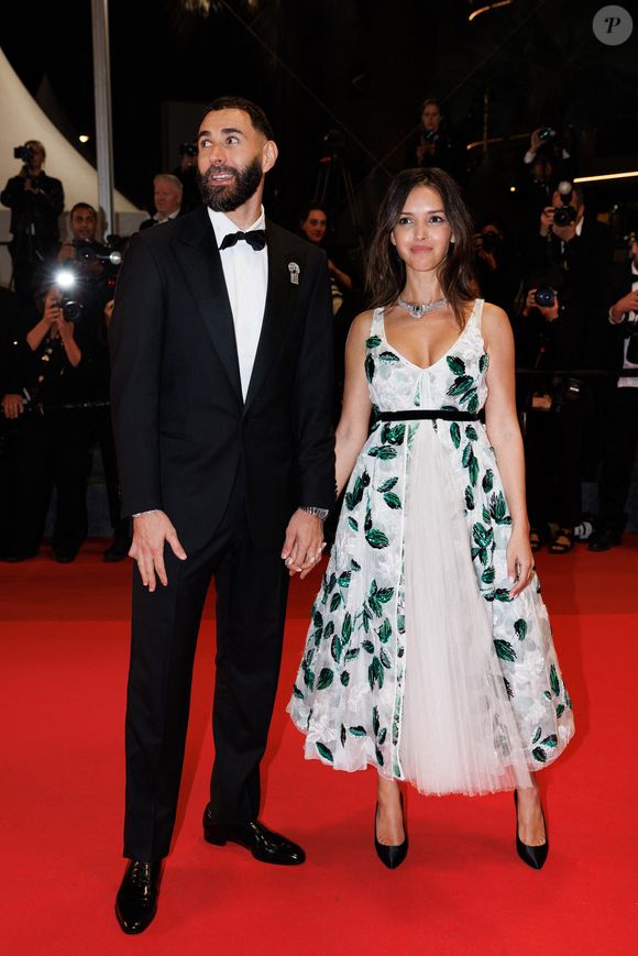 Karim Benzema et sa compagne Lyna Khoudri à la descente des marches du film « 13 jours 13 nuits » lors du 78ème Festival International du Film de Cannes. Le 23 mai 2025
© © Jacovides-Moreau / Bestimage / Bestimage