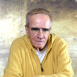 Gilles résidait dans un village spécialisé en Suisse, où il affichait fièrement des photos de son célèbre frère.

Exclusif - Christophe Lambert lors de l'enregistrement de l'émission "Le Jet de Luxe", présentée par Jordan de Luxe. Paris, le 16 janvier 2026.
© Cédric Perrin/Bestimage