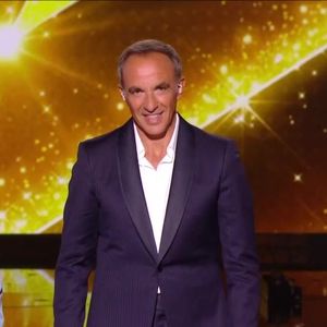 Depuis toute petite, la jeune femme pratique la danse, une passion qu’elle met aujourd’hui au service de ses performances sur TF1.

Theo P., Nikos Aliagas et Léane - Star Academy, 18 octobre 2025