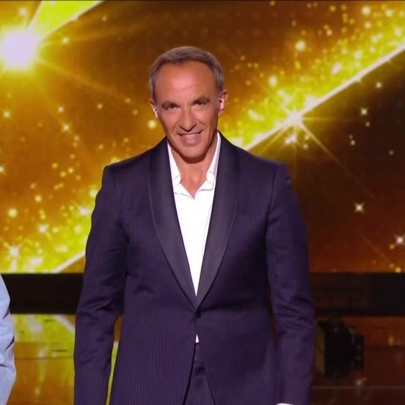 Depuis toute petite, la jeune femme pratique la danse, une passion qu’elle met aujourd’hui au service de ses performances sur TF1.

Theo P., Nikos Aliagas et Léane - Star Academy, 18 octobre 2025