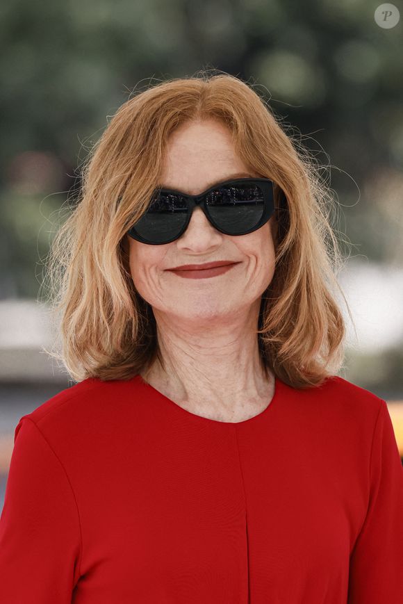 Discrète sur sa vie privée, elle assume un goût du secret tout en restant sincère.

Isabelle Huppert est aperçue à l'hôtel Excelsior lors de la 81e Mostra de Venise le 04 septembre 2024 à Venise, Italie. Photo by Marco Piovanotto/ABACAPRESS.COM