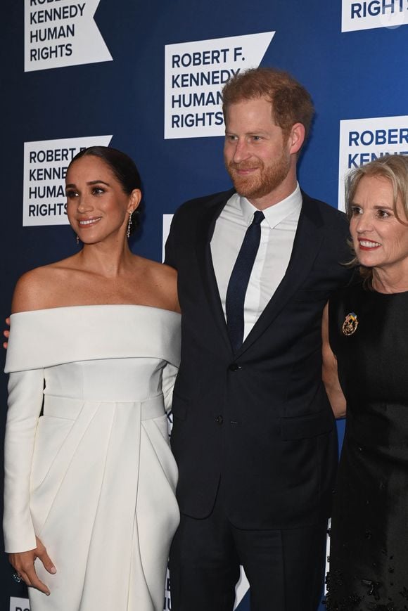 Le prince Harry, Megan Markle et Kerry Kennedy au photocall de la soirée de gala "Robert F. Kennedy Human Rights Ripple of Hope 2022" à l'hôtel Hilton de New York City, New York, Etats-Unis, le 6 décembre 2022.