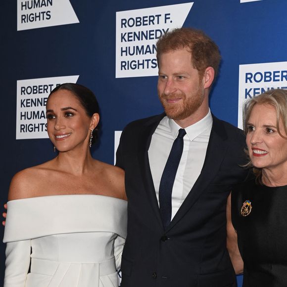 Le prince Harry, Megan Markle et Kerry Kennedy au photocall de la soirée de gala "Robert F. Kennedy Human Rights Ripple of Hope 2022" à l'hôtel Hilton de New York City, New York, Etats-Unis, le 6 décembre 2022.