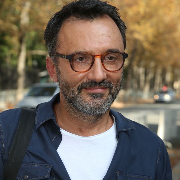 "Il a eu besoin de s'affranchir (...) Je suis un père très admiratif aussi. J'aurais adoré être son ami, si je ne n'avais pas été son père (...) Je ne l’admire pas pour ce qu’il fait, je l’admire pour ce qu’il est", déclare-t-il.

Exclusif - Frédéric Lopez arrive pour l'enregistrement d'une émission tv au studio Gabriel. Paris