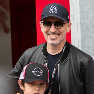 L'acteur français Gad Elmaleh et son fils Raphael Elmaleh assistent au championnat du monde de Formule E 2023 de la Fia ABB à Monaco le 06 juin 2023. Photo by Laurent Coust/ABACAPRESS.COM