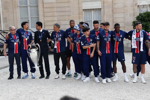 Marquinhos (Marcos Aoas Corrêa), le pdg du PSG Nasser al-Khelaïfi, Luis Enrique (entraineur manager du PSG) , Presnel Kimpembe, Vitinha (Vitor Machado Ferreira), Lucas Hernandez lors de la réception de l'équipe du Paris Saint-Germain (PSG) à l'occasion de leur titre de vainqueur de la Ligue des Champions 2024-2025 au palais de l'Elysée à Paris, France, le 01 juin 2025. / © Christophe Clovis / Bestimage