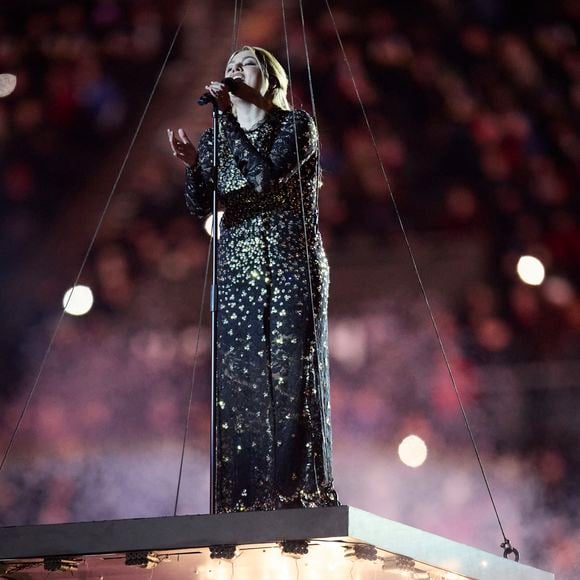 La chanteuse Louane (Louane Emera), représentante de la France au concours de l'Eurovision, interprète pour la première fois son titre Maman, en hommage à sa mère décédée lorsqu'elle avait 17 ans, devant les 80 000 spectateurs, suspendue sur une plateforme, plusieurs mètres au-dessus de la pelouse et des musiciens, du Stade de France à la mi-temps du match du Tournoi des Six Nations opposant la France à l'Écosse, à Saint-Denis, Seine Saint-Denis, France, le 15 mars 2025. © Cyril Moreau/Bestimage
