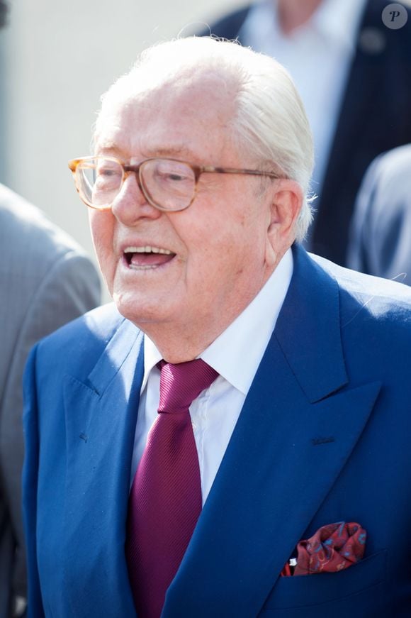 Jean-Marie Le Pen quitte le siège du Front National après son audition par le bureau exécutif à Nanterre, le 20 août 2015.