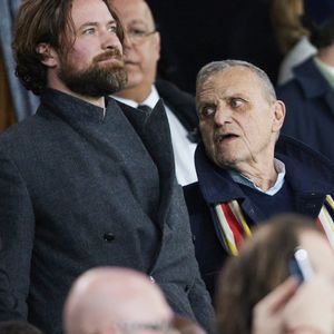 Louis-Marie de Castelbajac aet son père Jean-Charles de Castelbajac - Célébrités dans les tribunes de la demi-finale de la Coupe de France de football entre le PSG contre Rennes (1-0) au Parc des Princes à Paris le 3 avril 2024. © Cyril Moreau/Bestimage