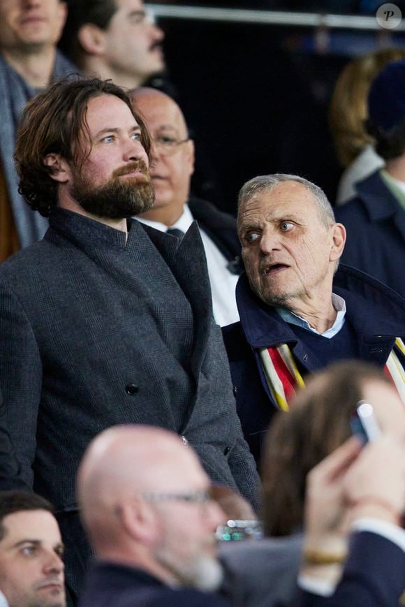 Louis-Marie de Castelbajac aet son père Jean-Charles de Castelbajac - Célébrités dans les tribunes de la demi-finale de la Coupe de France de football entre le PSG contre Rennes (1-0) au Parc des Princes à Paris le 3 avril 2024. © Cyril Moreau/Bestimage