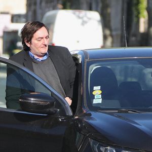D’après les informations de Sud Ouest, Pierre Palmade va bénéficier de “deux horaires programmés en soirée”

Pierre Palmade est sorti de la prison de Bordeaux, il purgera sa peine sous bracelet électronique à son domicile. Le 16 avril 2025
L’humoriste, à qui un aménagement de peine a été accordé pour purger sa condamnation après un grave accident de la route en Seine-et-Marne, a quitté ce mercredi matin la prison de Gradignan, près de Bordeaux. Agence / Bestimage