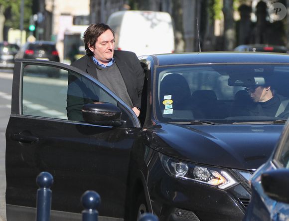 D’après les informations de Sud Ouest, Pierre Palmade va bénéficier de “deux horaires programmés en soirée”

Pierre Palmade est sorti de la prison de Bordeaux, il purgera sa peine sous bracelet électronique à son domicile. Le 16 avril 2025
L’humoriste, à qui un aménagement de peine a été accordé pour purger sa condamnation après un grave accident de la route en Seine-et-Marne, a quitté ce mercredi matin la prison de Gradignan, près de Bordeaux. Agence / Bestimage