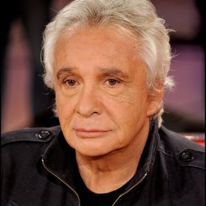 C'est dans "une villa de 600 m2 avec piscine et vue mer, achetée en septembre 2023 pour 6,3 millions d'euros (avant travaux)", à Bormes-les-Mimosas, qu'il a élu domicile avec son épouse mais pas que comme l'ont confié nos confrères de "Nice Matin". 

Michel Sardou - Emission Vivement dimanche spéciale Michel Sardou diffusée le 12 septembre 2010 ©COADIC GUIREC / BESTIMAGE