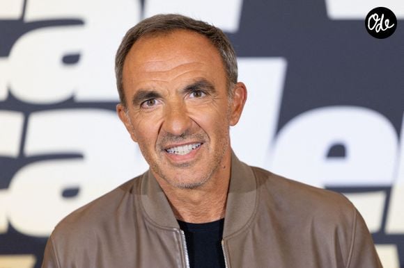 Le présentateur de télévision français Nikos Aliagas pose lors d'un photocall organisé pour présenter la nouvelle saison de l'émission « Star Academy » au Grand Rex, à Paris, le 29 septembre 2025. Photo : Alexis Jumeau/ABACAPRESS.COM