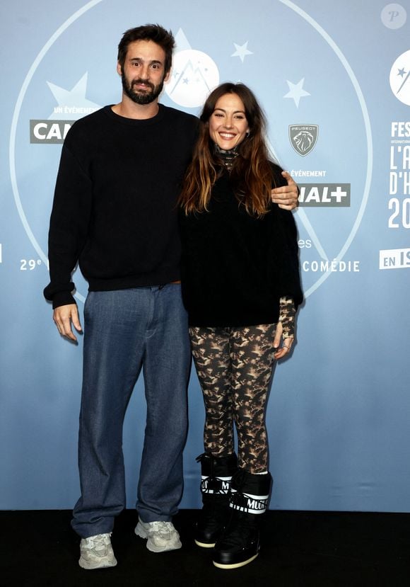 Guillaume Labbé et sa soeur Constance Labbé - Tapis rouge lors du 29ème Festival International du Film de Comédie de l'Alpe d'Huez le 22 Janvier 2026. © Dominique Jacovides/Bestimage