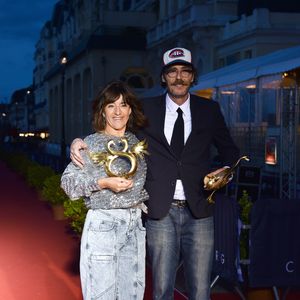 Romane Bohringer et Philippe Rebbot (prix du Meilleur premier film pour "L'amour flou") - Les people posent avec leur prix lors du Festival du Film Romantique de Cabourg, le 15 juin 2019. © Giancarlo Gorassini/Bestimage