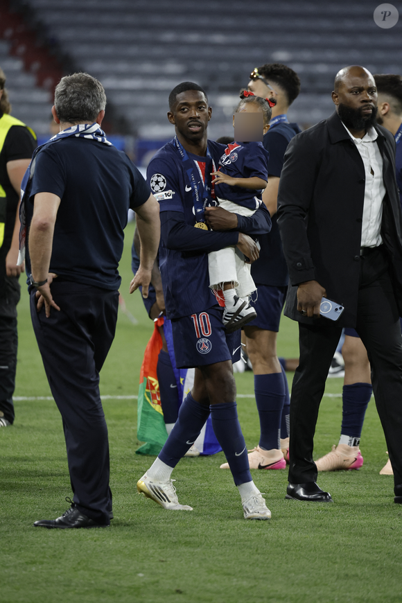 Ousmane Dembélé et sa fille - Le PSG remporte la Ligue Des Champions 2025, pour la première fois de son histoire, face à l'Inter Milan (5-0) à l'Allianz Arena de Munich, le 31 mai 2025. © Cyril Moreau/Bestimage