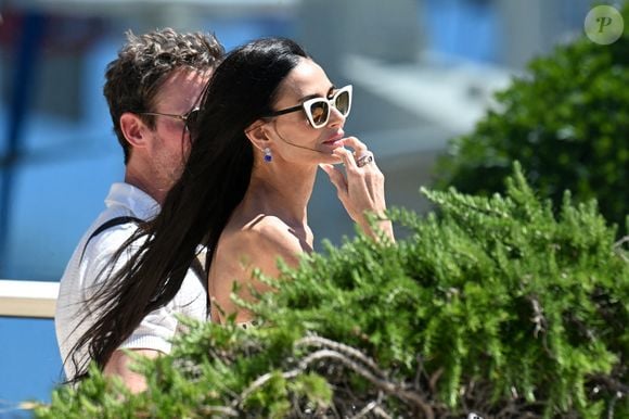 Une véritable tendance et de nombreuses maisons de luxe l'ont bien compris. Des griffes comme Celine, Gucci, Saint Laurent ou encore Bottega Veneta proposent toutes des variations de cette monture iconique pour leurs collections estivales.

Demi Moore arrive au photocall du jury lors du 79ème Festival International du Film de Cannes au Palais des Festivals à Cannes, France, le 12 mai 2026. © Lionel Urman/Bestimage