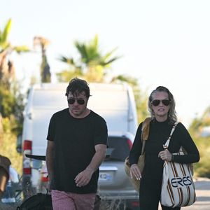 Exclusif - Laeticia Hallyday et son compagnon Frédéric Suant font une sortie en foilboard à Agde le 28 juin 2025.