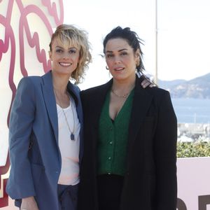 Sara Mortensen et Lola Dewaere au photocall de la série "Astrid et Raphaëlle" lors de la 5ème saison du festival International des Séries "Canneseries" à Cannes, France, le 2 avril 2022. © Denis Guignebourg/Bestimage