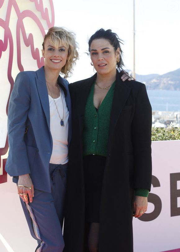 Sara Mortensen et Lola Dewaere au photocall de la série "Astrid et Raphaëlle" lors de la 5ème saison du festival International des Séries "Canneseries" à Cannes, France, le 2 avril 2022. © Denis Guignebourg/Bestimage