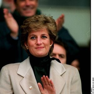 Tragiquement disparue dans un accident de voiture à Paris en août 1997, la princesse laissait derrière elle des millions de fans en pleurs. 

Lady Diana lors d'un match de rugby à Paris en 1995 © Agence Bestimage