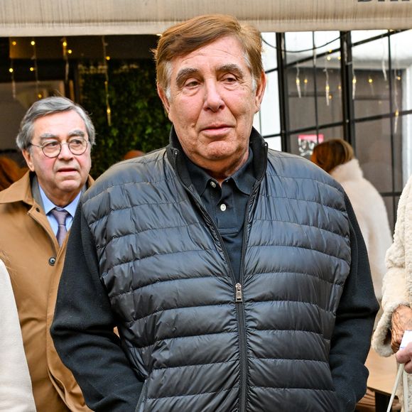 Jean-Pierre Foucault aux obsèques d'Evelyne Leclercq en la cathédrale Sainte-Réparate de Nice, France, le 13 janvier 2026. Une tenue blanche ou claire est souhaitée pour la cérémonie. Ni fleurs, ni couronnes. Selon la volonté de la défunte Evelyne, des dons en faveur du pôle cancérologie Arnault Tzanck pourront être effectués par chèque à l'ordre de FDD AAT ou via un lien numérique HelloAsso - Campagne de dons, Institut du Cancer de Mougins. © Bruno Bebert/Bestimage