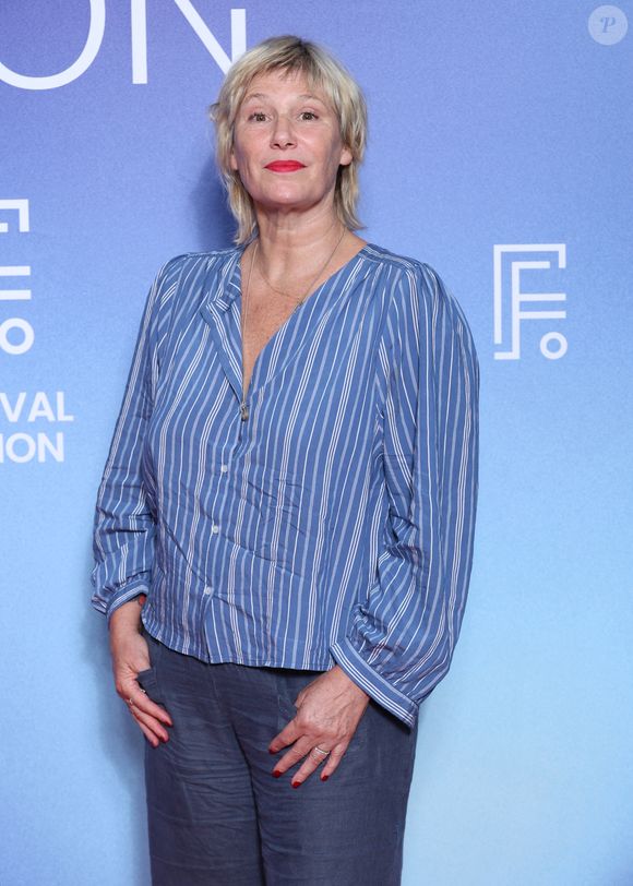 Elle rappelle que les représentations de l’autisme restent majoritairement masculines, alors que les femmes sont également concernées.

Maitena Biraben lors du photocall de 'Merteuil' lors du Festival de la Fiction de la Rochelle le 18 Septembre 2025.

© Denis Guignebourg/Bestimage