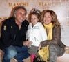 Belle jeune fille aux yeux bleus, Lou possède les mêmes traits délicats et le même sourire candide que sa célèbre maman. 

Archives : Lara Fabian, Gérard Pullicino et leur fille Lou - Première du film Blanche Neige à Gaumon Opéra à Paris le 1er avril 2012.PIX4U / BESTIMAGE
