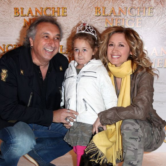 Belle jeune fille aux yeux bleus, Lou possède les mêmes traits délicats et le même sourire candide que sa célèbre maman. 

Archives : Lara Fabian, Gérard Pullicino et leur fille Lou - Première du film Blanche Neige à Gaumon Opéra à Paris le 1er avril 2012.PIX4U / BESTIMAGE