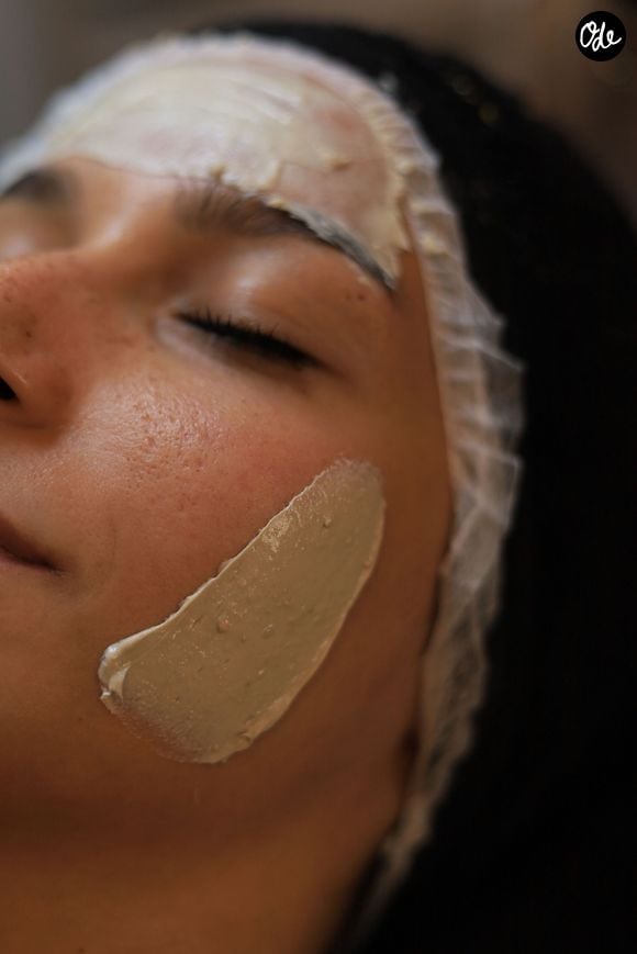 Une exfoliation hebdomadaire ciblée permet de révéler un bronzage lumineux et uniforme. Veillez toutefois à choisir un soin adapté à votre type de peau.