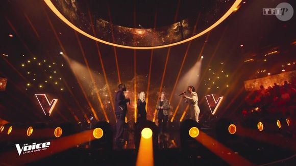 Pour cette occasion spéciale, l'artiste souhaitait arborer un look moderne aux inspirations africaines confectionné par le designer Kweni.

Tayc sur le plateau de "The Voice 2026", sur TF1.