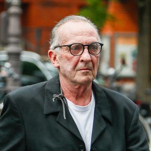 Yves lecoq aux arrivées aux obsèques du producteur Humbert Ibach (Mémé Ibach), figure du disque et de la TV des années 70/90, en l'église Notre Dame d'Auteuil à Paris, France, le 12 mai 2025. © Christophe Clovis/Bestimage