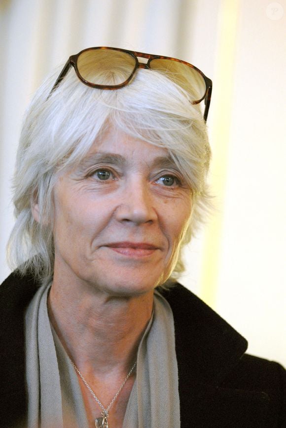 C'est aussi le grand frère de Calogero qui composera "La pluie sans parapluie" de Françoise Hardy... 

La chanteuse française Françoise Hardy pose après la cérémonie au cours de laquelle l'architecte français Christian Ghion, le journaliste Yves Bigot et l'animateur et producteur de radio Bernard Chereze ont été faits chevaliers de l'Ordre des Arts et des Lettres par le ministre de la Culture Renaud Donnedieu de Vabres, à son ministère à Paris, France, le 4 octobre 2006. Photo par Christophe Guibbaud/ABACAPRESS.COM