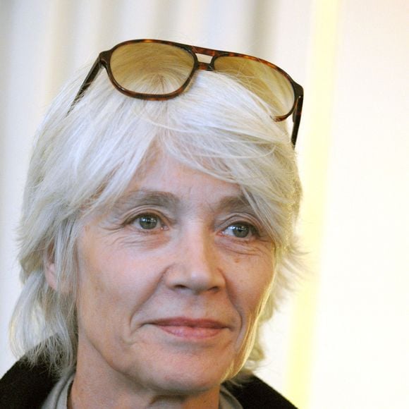 C'est aussi le grand frère de Calogero qui composera "La pluie sans parapluie" de Françoise Hardy... 

La chanteuse française Françoise Hardy pose après la cérémonie au cours de laquelle l'architecte français Christian Ghion, le journaliste Yves Bigot et l'animateur et producteur de radio Bernard Chereze ont été faits chevaliers de l'Ordre des Arts et des Lettres par le ministre de la Culture Renaud Donnedieu de Vabres, à son ministère à Paris, France, le 4 octobre 2006. Photo par Christophe Guibbaud/ABACAPRESS.COM