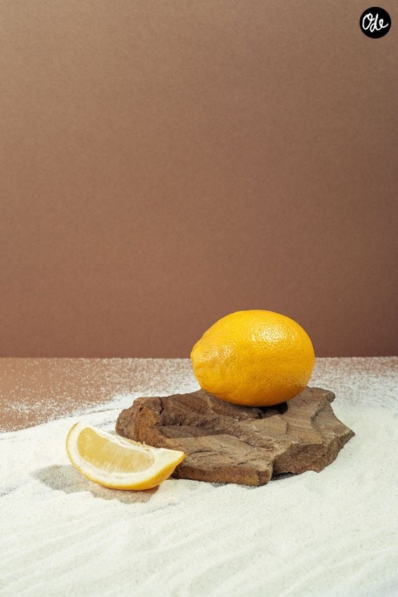 L'association du citron et du bicarbonate de soude crée notamment une réaction chimique naturelle redoutable sur ce type de surfaces.

Comment retirer des traces sur les parois de la douche ?