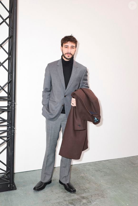 Pour autant, le clan ne baisse pas les bras et tente quand même de garder la tête hors de l'eau. 

Ben Attal au front row du défilé Paul Smith Collection Homme Prêt-à-Porter Automne/Hiver 2024-2025 lors de la Fashion Week de Paris (PFW), à la Bibliothèque -  Le Grand Plateau - 13 rue Santeuil, à Paris, France, le 19 janvier 2024. © Jack Tribecas/Bestimage