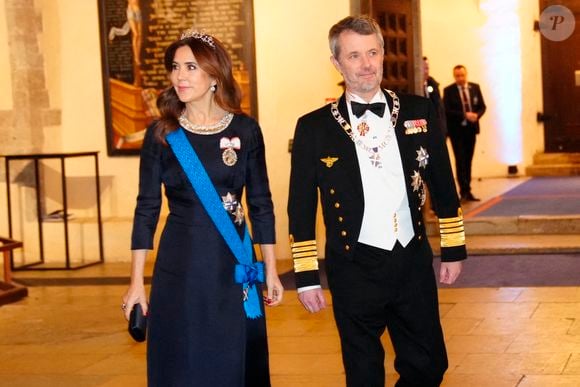 Lors du dîner de gala à Tallinn, la reine a opté pour une tenue élégante signée Prada.

Photo par Ritzau Scanpix/ABACA