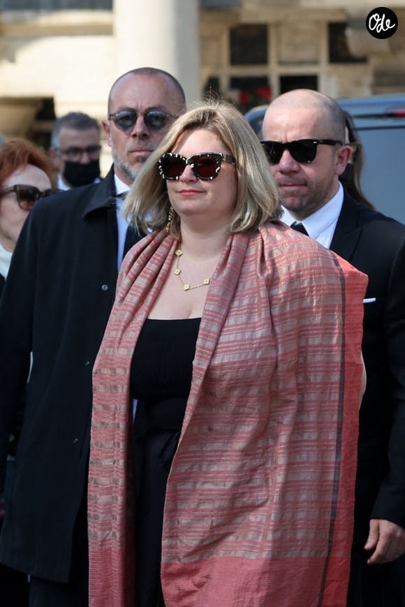 Sa petite-fille Daphné Rotcage l’a accompagnée durant ses dernières années.

Daphné Rotcajg (Rotcage) (Petite-fille de Régine), son mari Jamie - Obsèques de la chanteuse Régine au Crematorium du cimetière du Père-Lachaise à Paris. Le 9 mai 2022
© Jacovides-Moreau / Bestimage