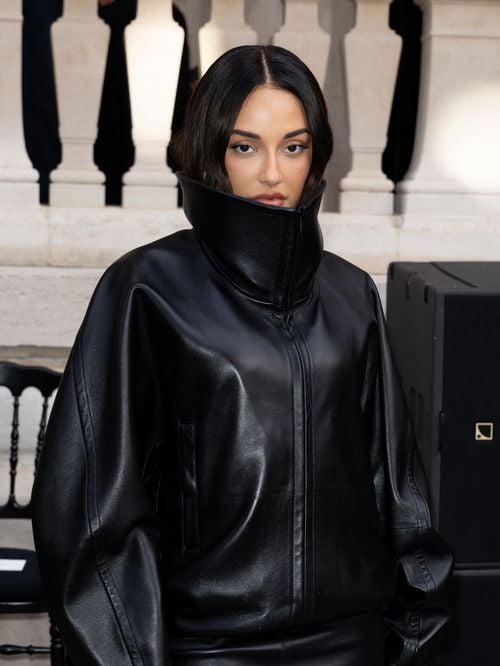 À Milan, Amina Muaddi revisite une robe iconique de la culture pop des années 2000
