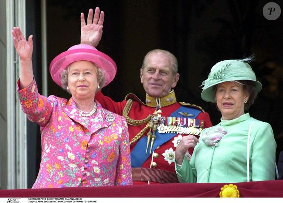 La reine Elizabeth II, le prince Philip et la princesse Margaret lors du défilé "Trooping the Coulours" au balcon de Buckingham Palace à Londres en 2000.
Crédit : ALPHA AGENCY / BESTIMAGE