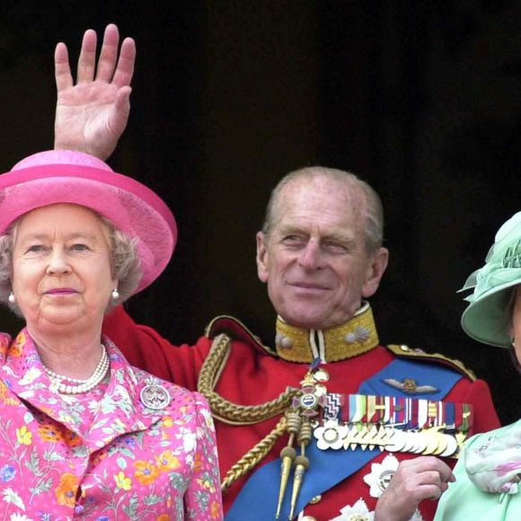 La reine Elizabeth II, le prince Philip et la princesse Margaret lors du défilé "Trooping the Coulours" au balcon de Buckingham Palace à Londres en 2000.
Crédit : ALPHA AGENCY / BESTIMAGE