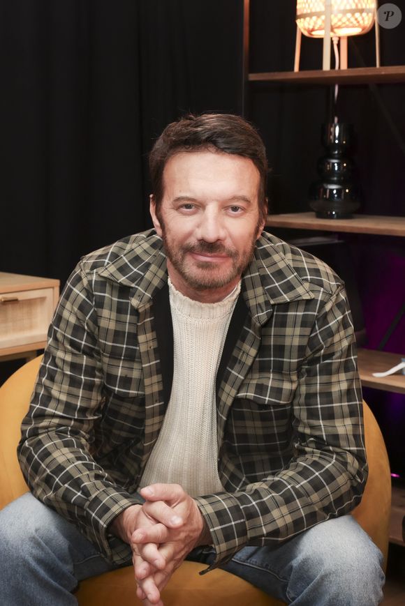 "Je suis un amoureux, un idéaliste, un romantique. Je rêve moi aussi de rencontrer l'âme sœur. De moi, on pourrait dire que je ne suis pas très doué pour le couple et la famille ! Peut-être. J'ai aussi un chemin à faire. "

Exclusif - Samuel Le Bihan pose lors d'un interview chez Webedia à Levallois-Perret le 4 novembre 2024. © Jack Tribeca / Bestimage