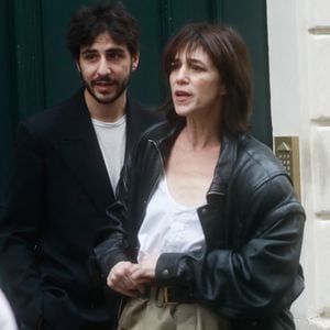 Charlotte Gainsbourg et son fils Ben Attal lors de la cérémonie de dévoilement de la plaque "Maison des Illustres" de la Maison Gainsbourg à Paris, France, le 2 avril 2024. © Christophe Clovis/Bestimage