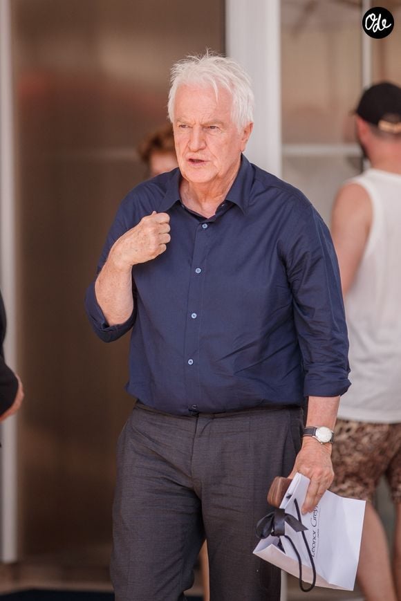 L’acteur de 80 ans a évoqué une récente chute à Annecy.

André Dussollier aperçu aux abords de l'hôtel Martinez pendant le 74 ème festival international du film de Cannes (6-17 juillet 2021), le 8 juillet 2021. 
Backgrid UK/ Bestimage