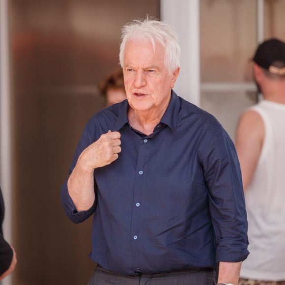 L’acteur de 80 ans a évoqué une récente chute à Annecy.

André Dussollier aperçu aux abords de l'hôtel Martinez pendant le 74 ème festival international du film de Cannes (6-17 juillet 2021), le 8 juillet 2021. 
Backgrid UK/ Bestimage