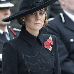 L'épouse du prince William a pris le temps de discuter avec des familles présentes.

Kate Middleton, princesse de Galles, lors de la cérémonie du souvenir organisée par la Royal British Legion au National Memorial Arboretum dans le Staffordshire le 11 novembre 2025. Photo par GOFF  / BESTIMAGE